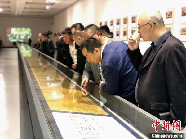 民众欣赏《八百里瓯江图》钢笔画长卷。　潘沁文 摄