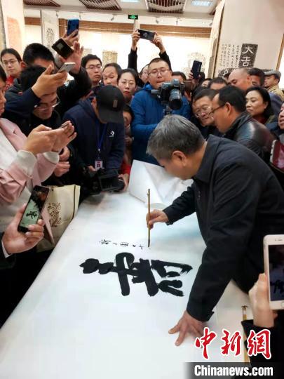 山东省书法家协会主席顾亚龙在现场展示书法。　秋歌 摄