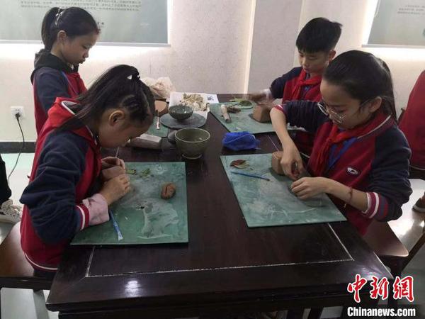 图为慈溪市匡堰镇实验学校青瓷特色教育现场。　林波 摄