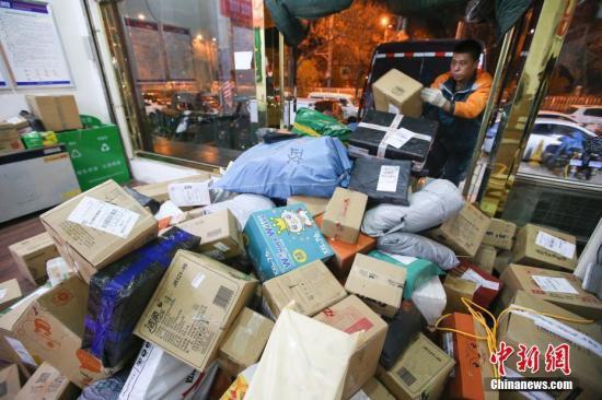 资料图：物流业工作人员给快递卸车。<a target='_blank' href='http://www.chinanews.com/'>中新社</a>记者 张云 摄