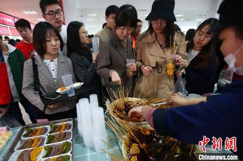 美食吸引师生们前来大快朵颐。　泱波 摄