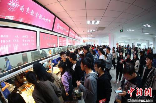美食节大批师生前来。　泱波 摄