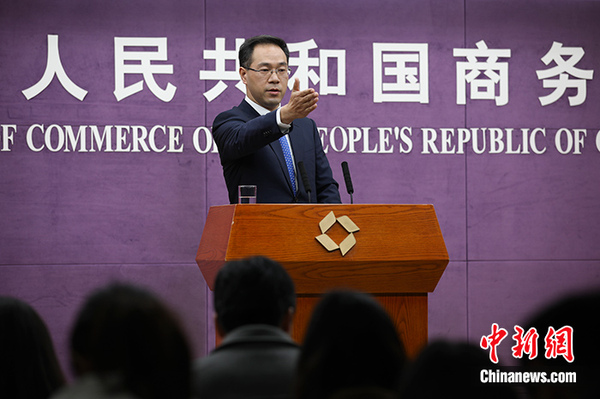 11月14日，中国商务部在北京举行新闻发布会。会上公布的最新数据显示，11月1日至11日，全国网络零售额超8700亿元人民币，同比增长26.7���史上新高。从这份“账单”中，当前中国消费四大亮点清晰可见。<a target='_blank' href='http://www.chinanews.com/'>中新社</a>记者 赵隽 摄