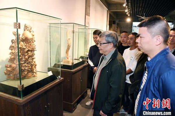 此次展览共展出中国工艺美术大师林学善经典作品及其徒弟作品近百件。　记者刘可耕 摄