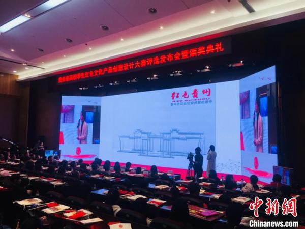图为获奖选手讲述设计理念。张伟 摄