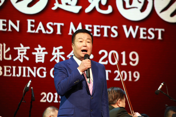 4 全国政协委员、华彬集团董事长严彬现场演唱《胸有朝阳》