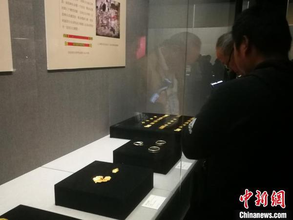 参观金银器物展览的民众。　李晓伟 摄
