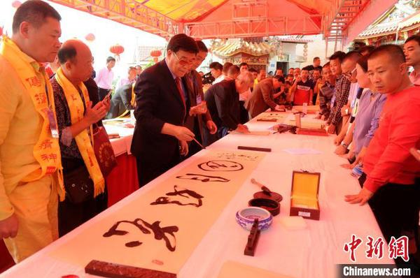 两岸书画家现场交流互动挥墨书写。　张金川 摄