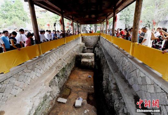 资料图：位于福州中山大院的唐代马球场遗址吸引民众观看。<a target='_blank' href='http://www.chinanews.com/'>中新社</a>记者 刘可耕 摄