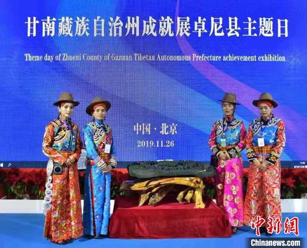 《中华民族大团结砚》展示给观众。供图