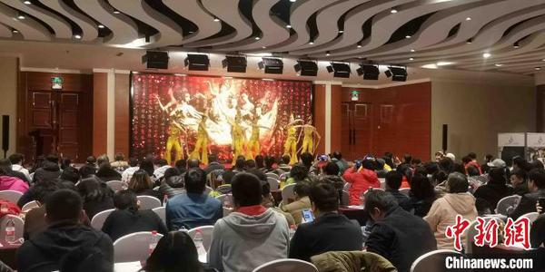 观众观看现场表演的敦煌飞天舞。　贺小丽 摄