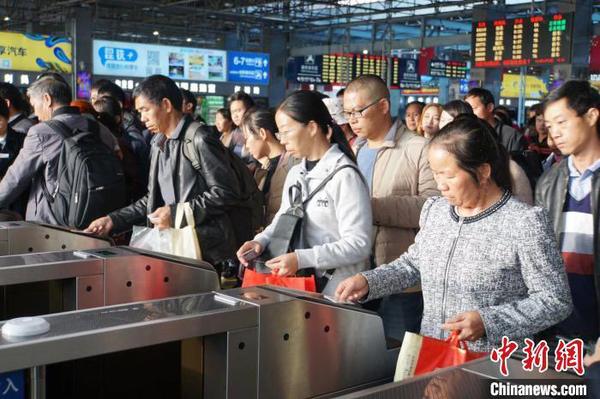  资料图：铁路旅客凭有效购票身份证件原件进站乘车。 杨华 摄