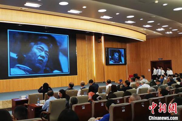 本场活动以介绍陈映真先生的视频开场，与会人员通过6分钟的短片共同缅怀这位台湾爱国作家。　孙虹 摄