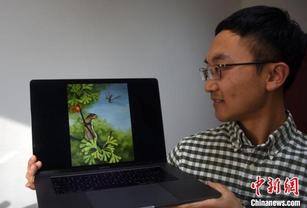 王海冰展示介绍盖氏热河俊兽的生态复原图。　孙自法 摄