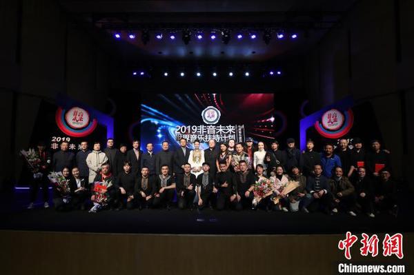 获奖选手及嘉宾合影。主办方供图
