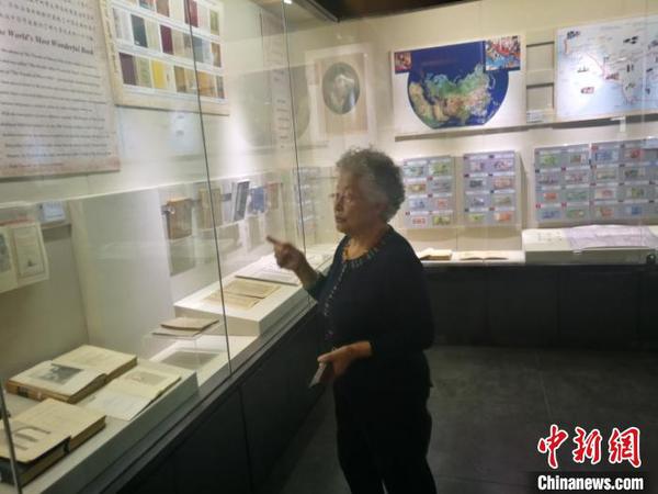 图为马可·波罗文献馆代理馆长张继霞向记者介绍该馆珍藏的罕见书籍。　李爱平 摄