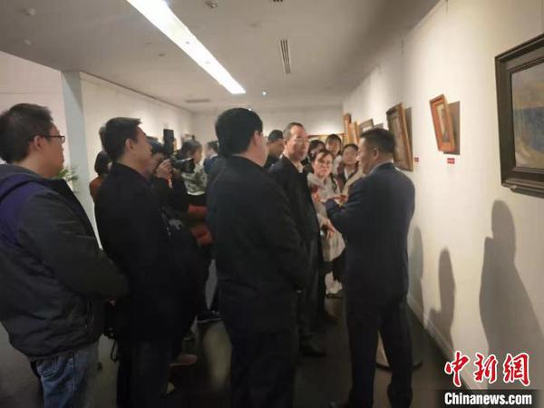 此次展出的103幅油画以20世纪为主，跨越百余年的历史。　杨佩佩 摄