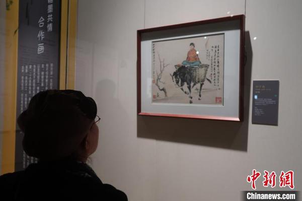 观众观看展览。　韩宏 摄