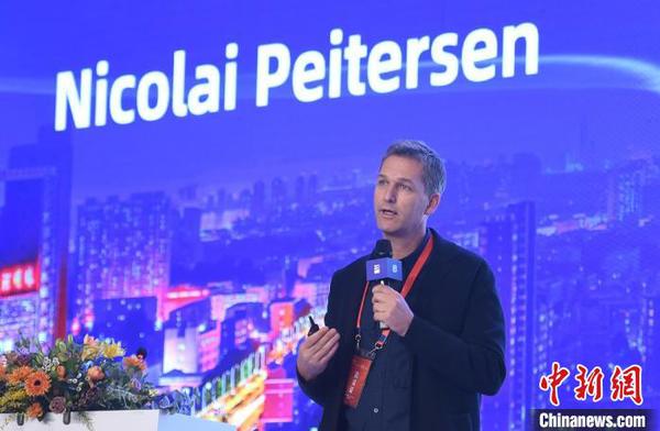 丹麦经济学家Nicolai Peitersen作主题演讲。　王刚 摄