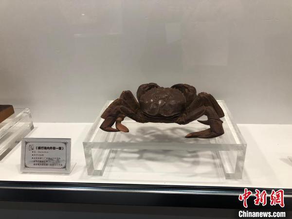 图为“横行海内外第一蟹”木雕作品。　林波 摄
