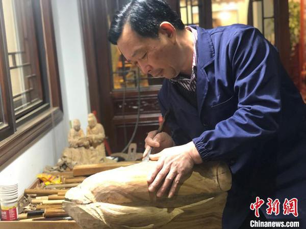 图为胡建华雕刻场景。　林波 摄