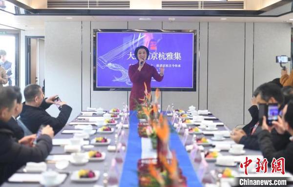浙江小百花越剧院院长、梅花奖得主、国家一级演员王滨梅。　王刚 摄