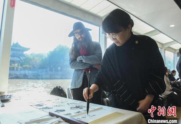 方放书写作品。　王刚摄 摄