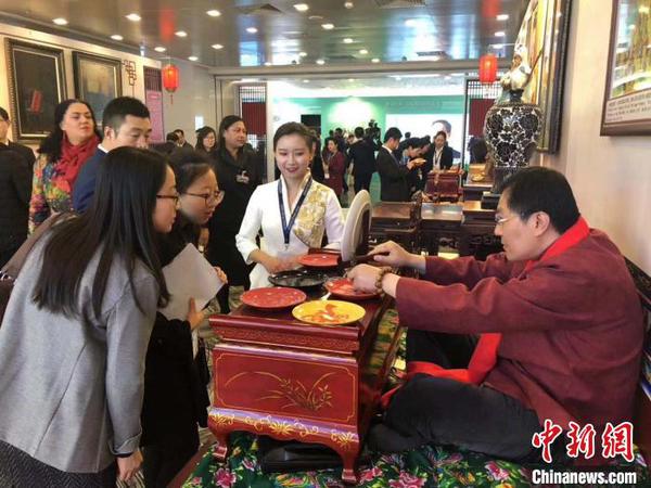 从山西、全国到国外，山西工艺美术集团一步步扩大交流范围，为山西的工艺美术从业人员、大师及爱好者，搭建展示、交流、合作、研讨、开发的交流平台。　受访者供图 摄