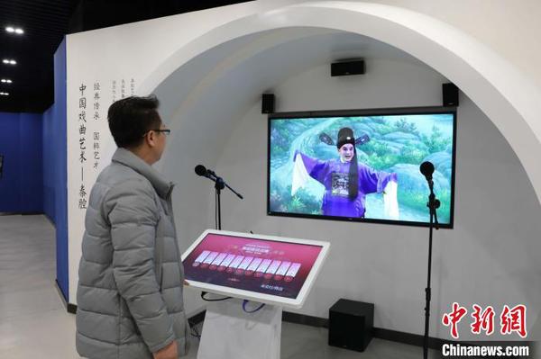市民在宁夏银川市秦腔传承保护基地的体验室演唱秦腔片段。　李佩珊 摄