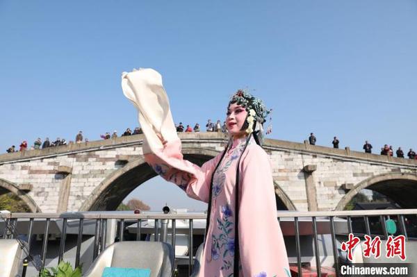 大运河京杭雅集活动现场，浙江昆剧团国家一级演员杨崑进行表演。　徐军(通讯员) 摄