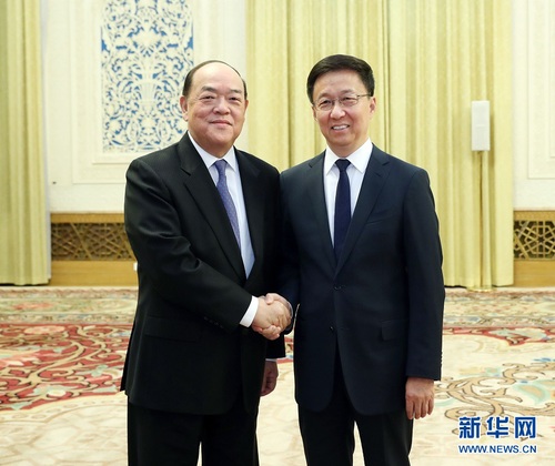 12月6日，中共中央政治局常委、国务院副总理韩正在北京人民大会堂会见澳门特别行政区候任行政长官贺一诚率领的来京接受任前培训的新一届政府管治团队。 新华社记者刘卫兵摄