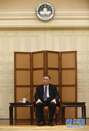 澳门特区行政长官崔世安在澳门特区政府总部接受采访（11月21日摄）。新华社记者 徐亮 摄