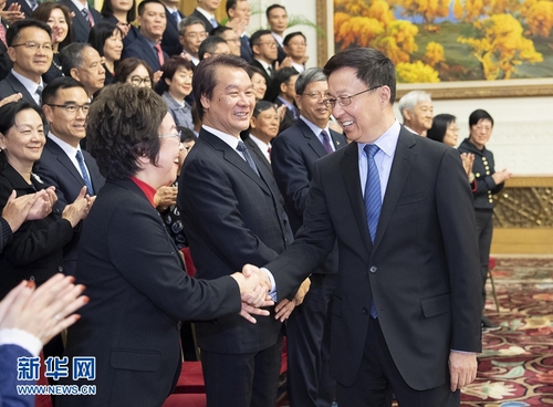 10月24日，中共中央政治局常委、国务院副总理韩正在北京人民大会堂会见澳门工联总会、街坊总会、妇联总会联合访京团。新华社记者 李涛 摄