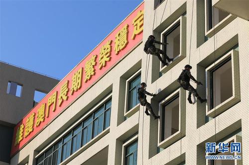 驻澳门部队特种作战连战士在进行反恐演练（2019年11月22日摄）。新华社记者 琚振华 摄
