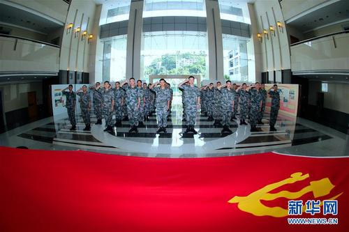 驻澳门部队官兵在“不忘初心、牢记使命”主题教育活动中重温入党誓词（2019年7月1日摄）。新华社发（叶华敏 摄）