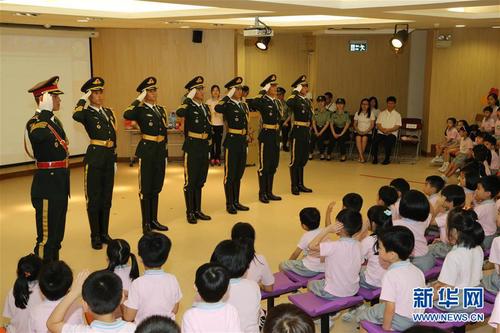 驻澳门部队官兵慰问幼稚园小朋友（2015年5月28日摄）。 新华社发（叶华敏 摄）