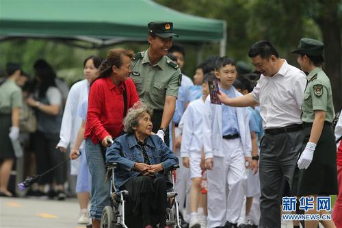 军营开放活动中，驻澳门部队官兵热心帮助老幼（2019年5月2日摄）。 新华社发（叶华敏 摄）