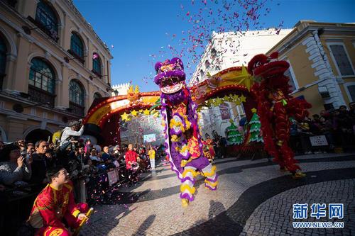 12月8日，庆祝澳门回归祖国二十周年“2019澳门国际幻彩大巡游”举行。 新华社记者 张金加 摄