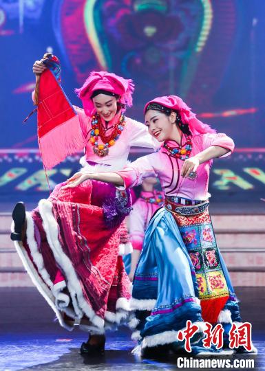 图为安多卫视2020藏历金鼠新年文艺晚会《新春的颂歌》录制现场。　才项 摄