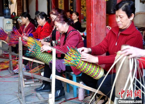 郭宅竹编艺人正在制作水瓶竹壳。　吕明 摄