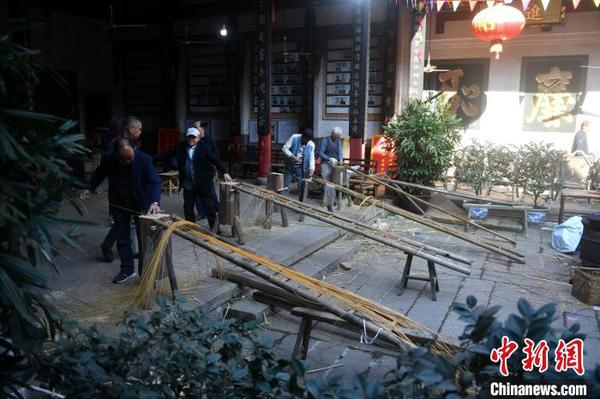 具有千年历史的郭宅竹编技艺在福州市仓山区盖山镇郭氏宗祠重现。　吕明 摄
