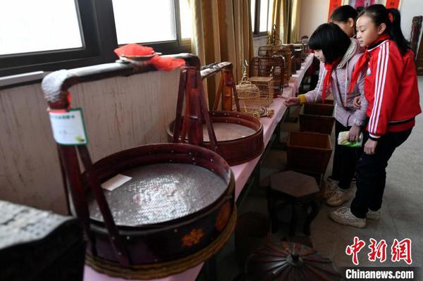 一件件精美的竹制工艺品在福州市仓山区盖山镇郭氏宗祠红领巾竹编工艺博物馆内展出。　吕明 摄