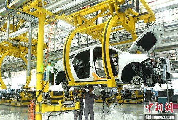 资料图：汽车生产车间内的工作人员正在组装车辆。 <a target='_blank' href='http://www.chinanews.com/'>中新社</a>记者 陈超 摄
