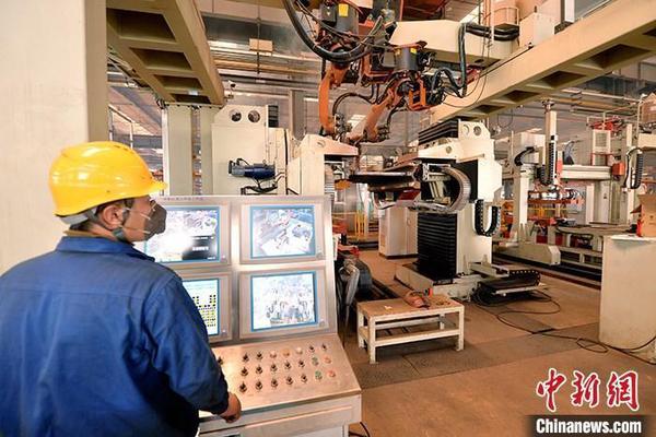 资料图：车间内工作人员进行机器操作。<a target='_blank' href='http://www.chinanews.com/'>中新社</a>记者 李佩珊 摄
