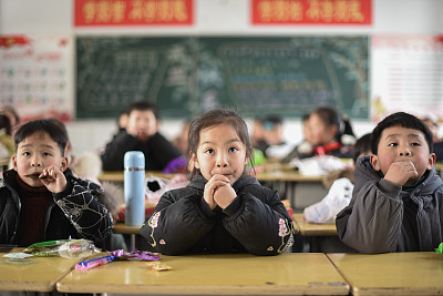 图为安徽阜阳某学校教师中的孩子们。图片来源：视觉中国