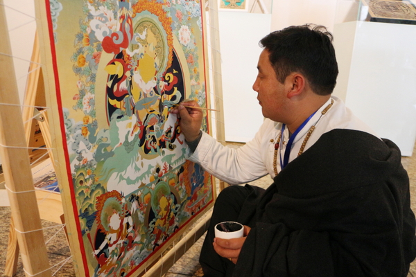 展览内容丰富，精彩纷呈，除了能近距离感受精美的唐卡艺术，了解唐卡艺术的发展历程，还有机会看到唐卡画师现场展示。图为非遗体验区。