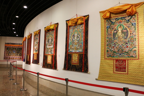 此展区集中展示热贡地区的精美唐卡艺术，热贡地区因为多民族的交汇与交融，使得该地区呈现出异彩纷呈又迥异不同的文化特征，“热贡唐卡”是热贡艺术最为重要的组成部分，具有极其鲜明的时代及地域风格特征，是我国乃至世界文化宝库中的瑰宝。图为热贡唐卡艺术展区