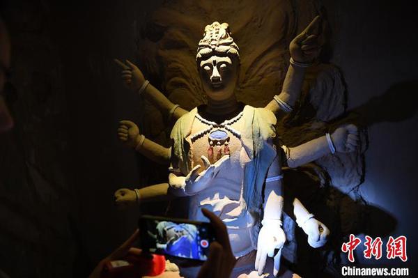 图为此次复原出的有佛头的佛像。　魏建军 摄