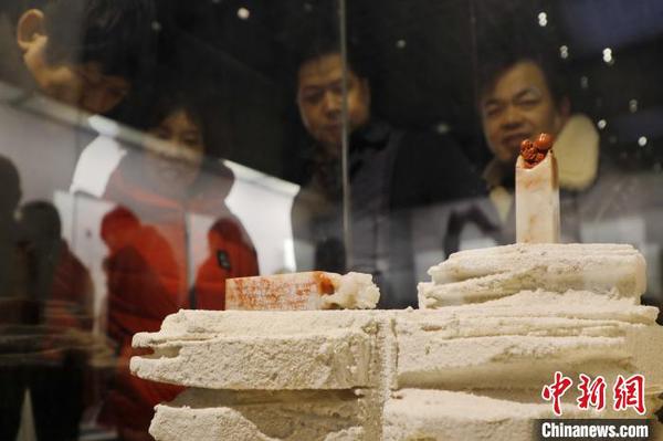 图为民众参观篆刻艺术展。　张远 摄
