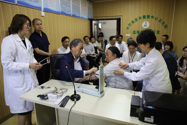 4 民盟省委协调贵州医科大学专家赴毕节市长春堡镇开展远程问诊和及案例指导教学。